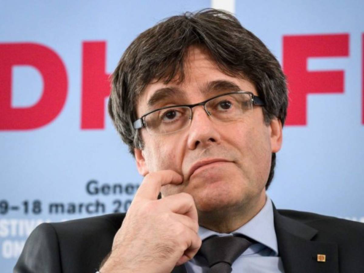 Policía española detiene a agentes que acompañaban al expresidente catalán Carles Puigdemont