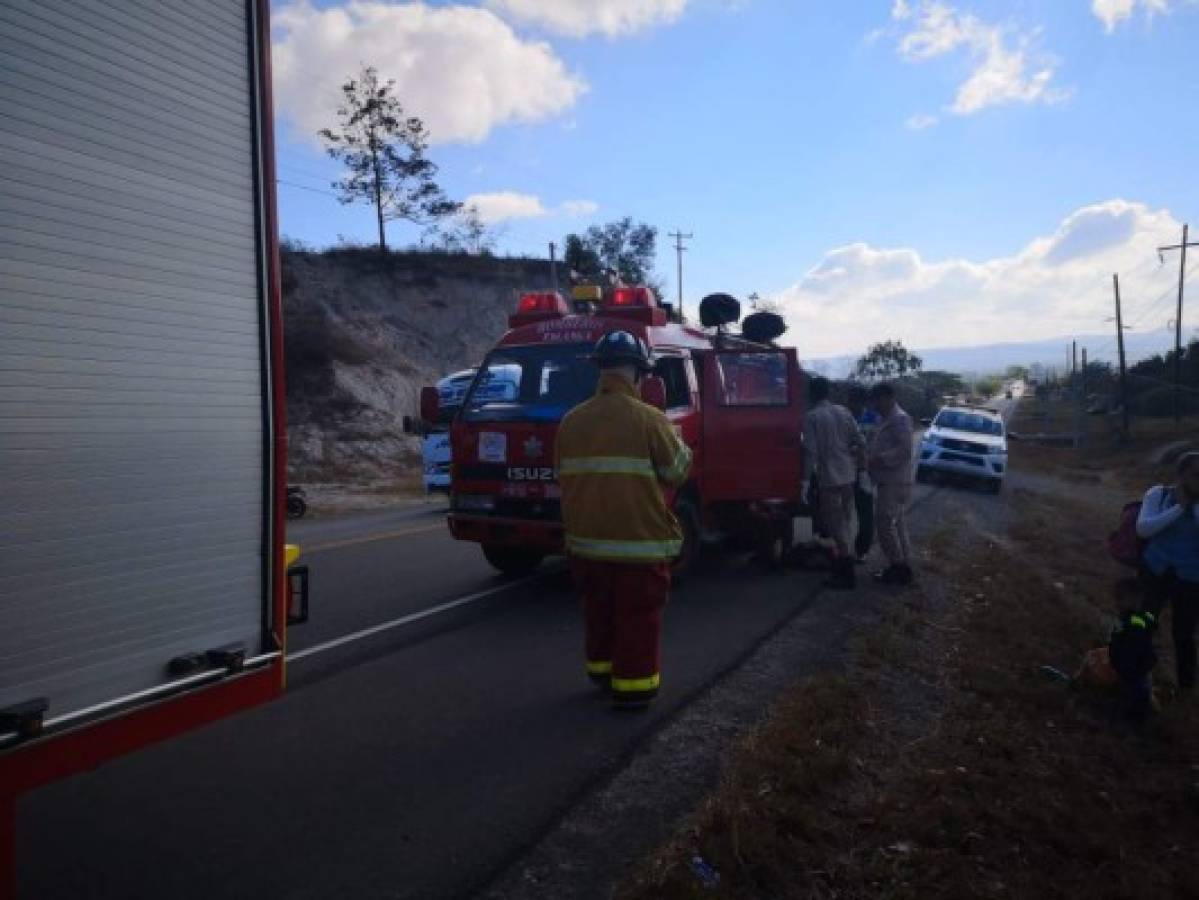 Conductor pierde el control de un bus y cae a una hondonada en la carretera que conduce a Olancho