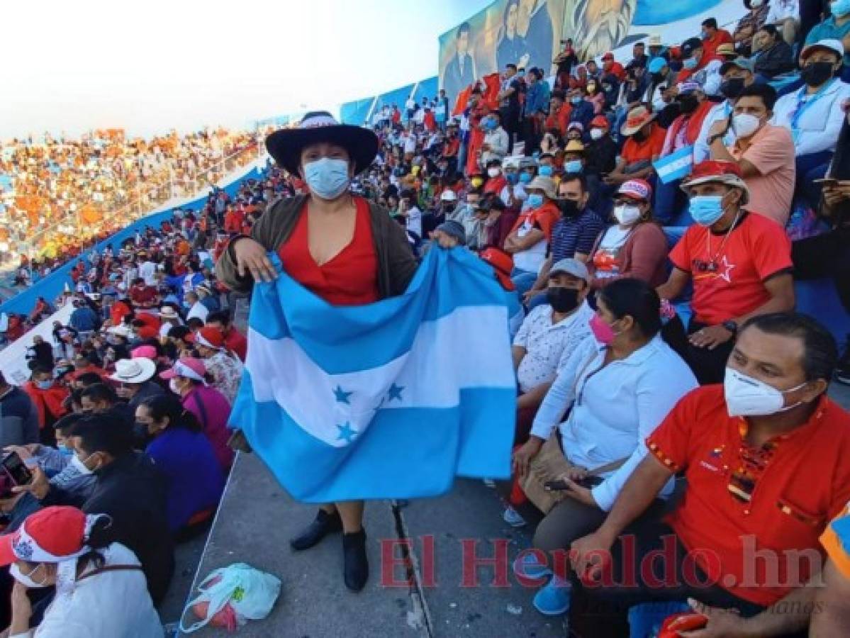 Pancartas y bailes: el ambiente en las graderías del Estadio Nacional durante toma de posesión (Fotos)