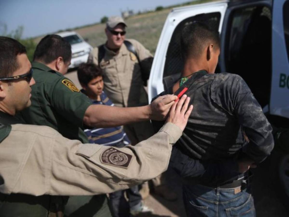 Frenan deportación de 33 detenidos en redadas en Estados Unidos