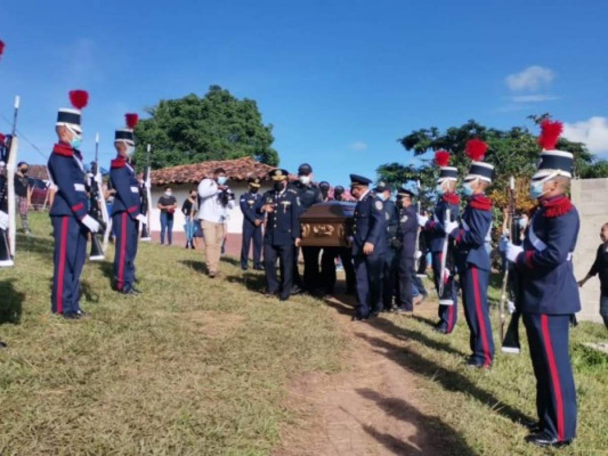 Con honores dan último adiós a policía que falleció en enfrentamiento en Juticalpa