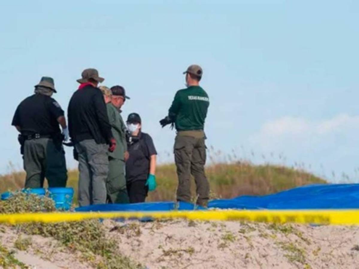 Encuentran dos cadáveres enterrados en playa de Texas