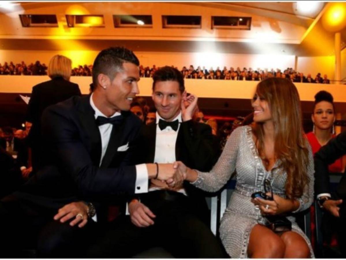 Saludo de CR7 a novia de Messi en gala del balón de oro se vuelve viral