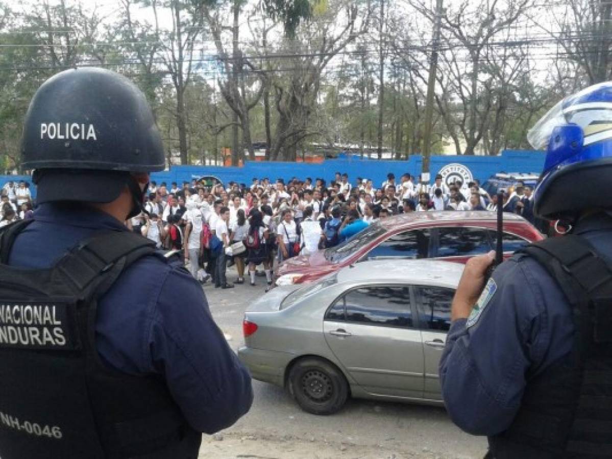 Protesta de estudiantes del Central contra cambio de horario de clases