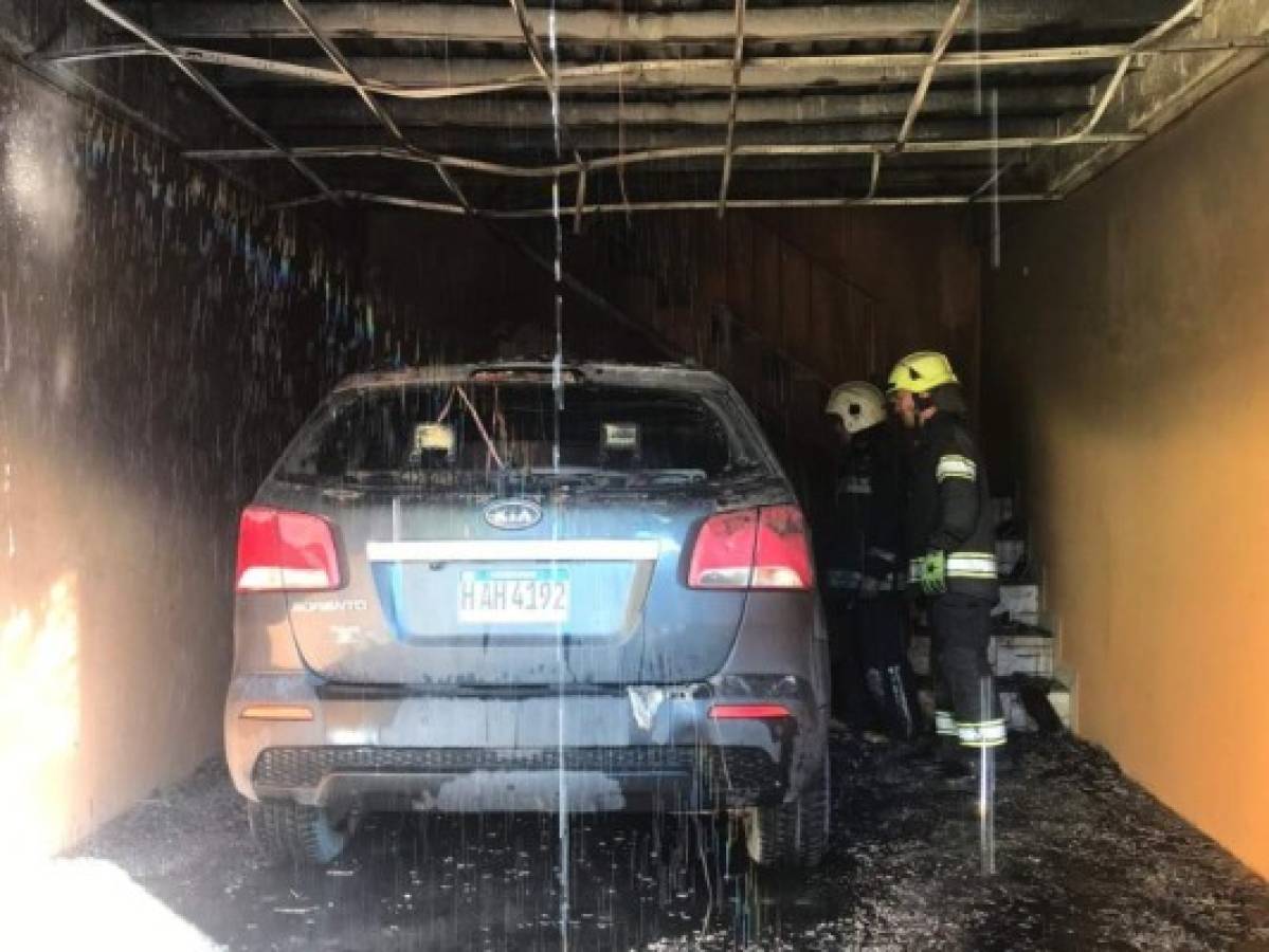 Camioneta se incendia dentro de estacionamiento de un motel de San Pedro Sula