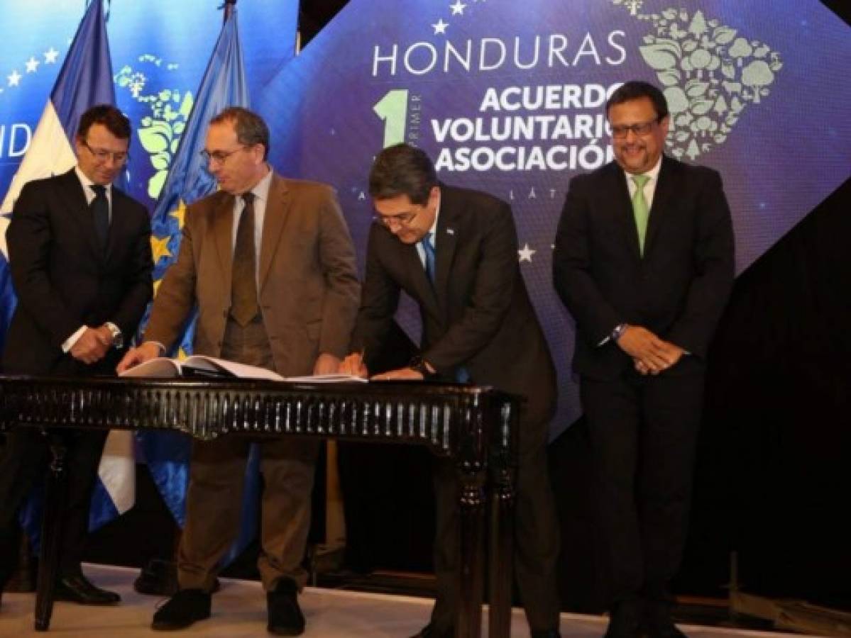 Gobierno de Honduras suscribe acuerdo con la Unión Europea para evitar la tala del bosque