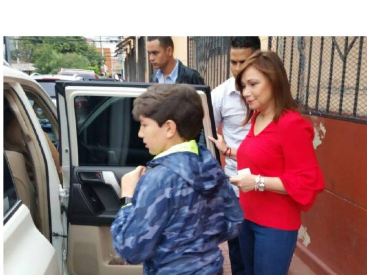 La esposa de Luis Zelaya ejerce el sufragio en la capital