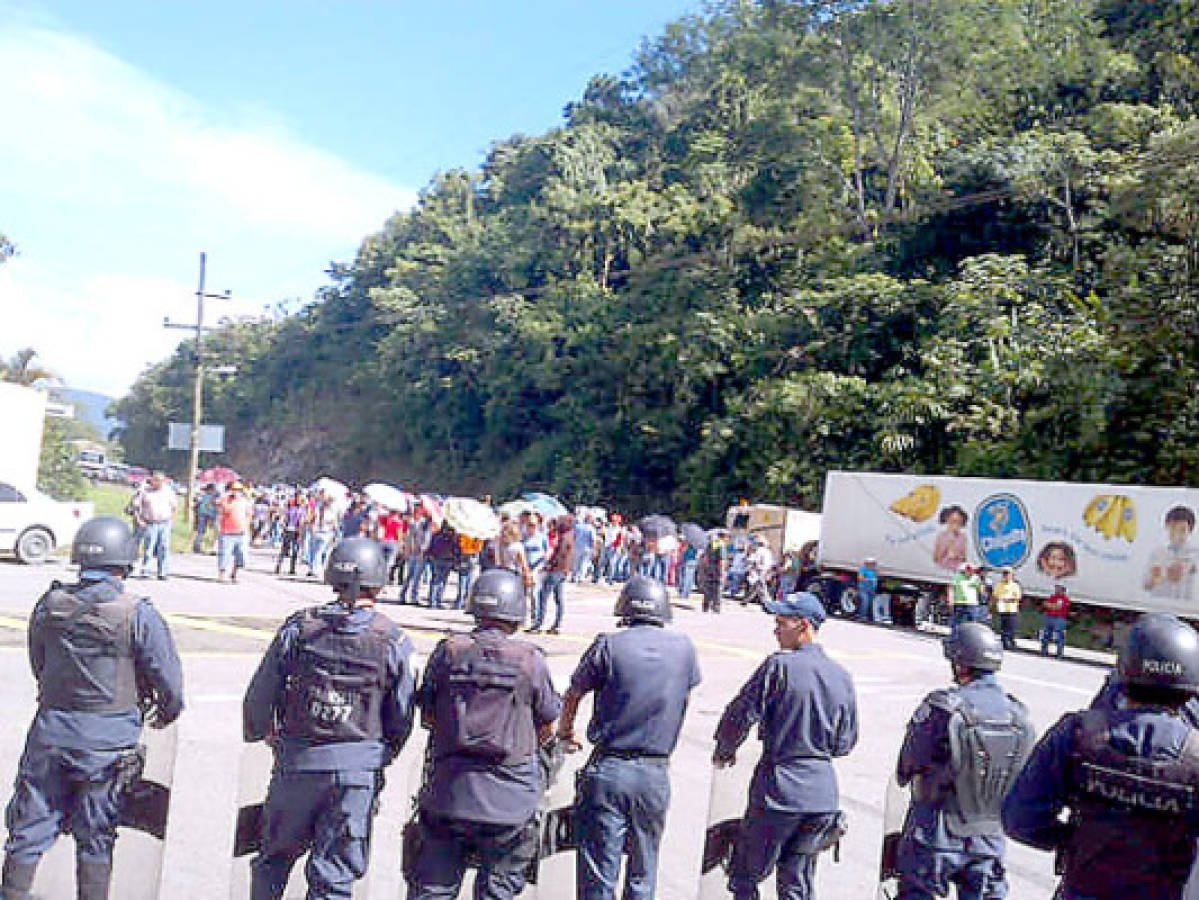 Maestros cumplen jornada de protestas y bloquean carreteras en Honduras