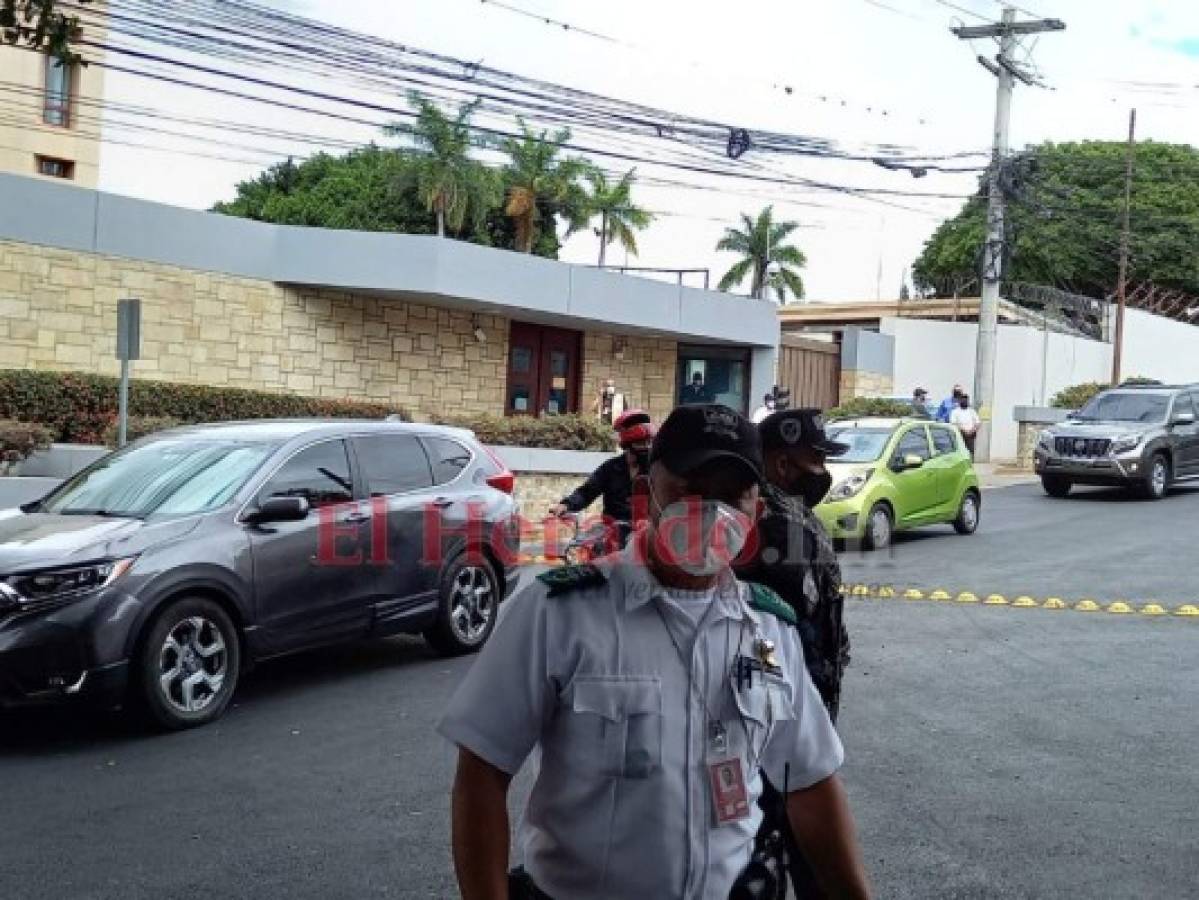 Los expertos antiexplosivos inspeccionaron una mochila y solo hallaron jabón. Foto Emilio Flores| EL HERALDO