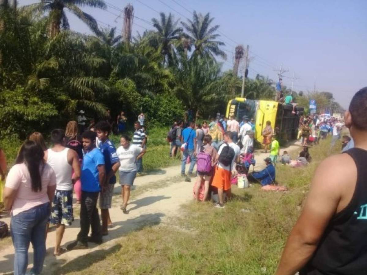 Varias personas heridas deja volcamiento de bus en la carretera que conduce a Tela