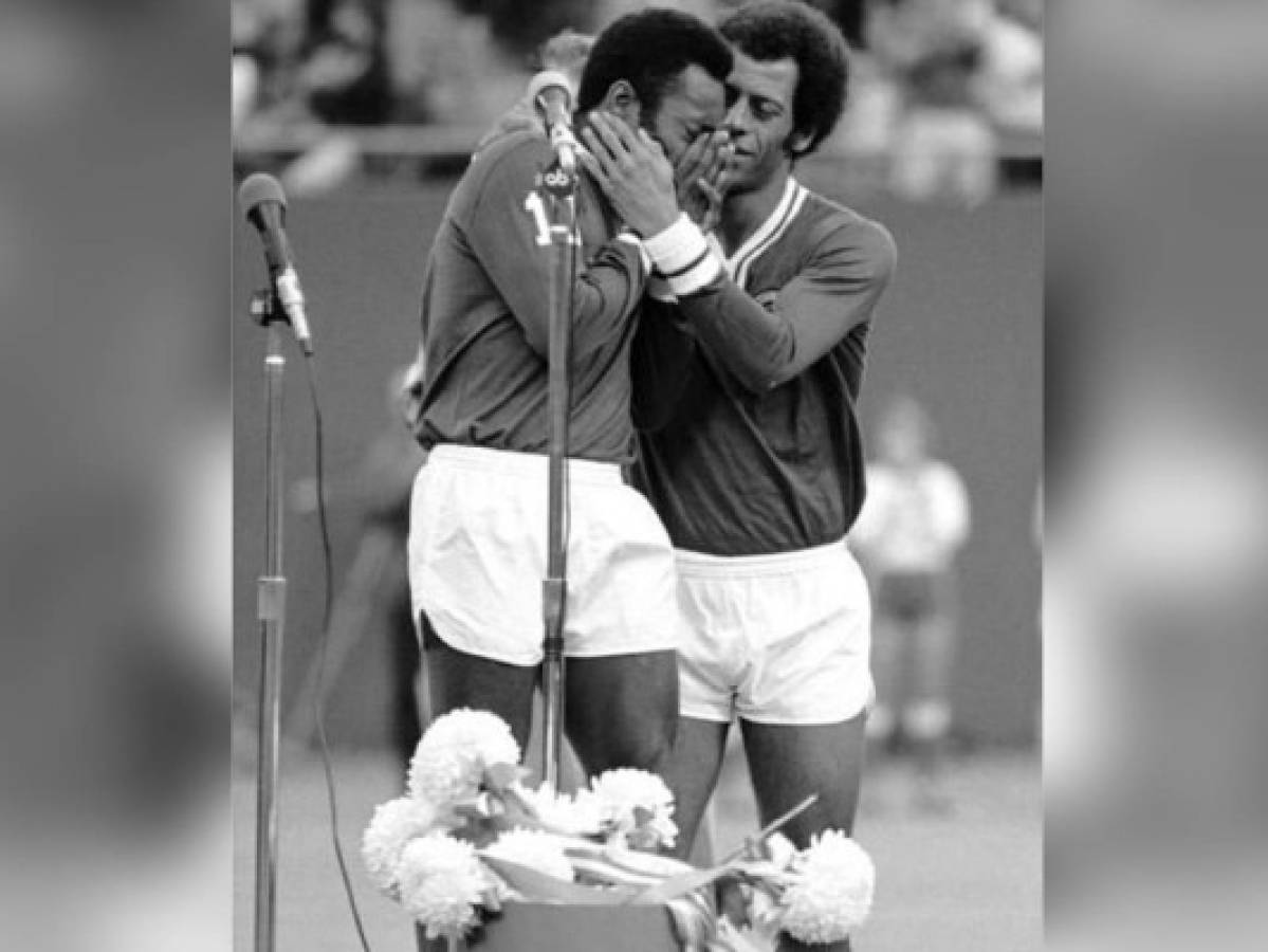 Pelé, 'profundamente triste' por la muerte de su 'hermano' Carlos Alberto