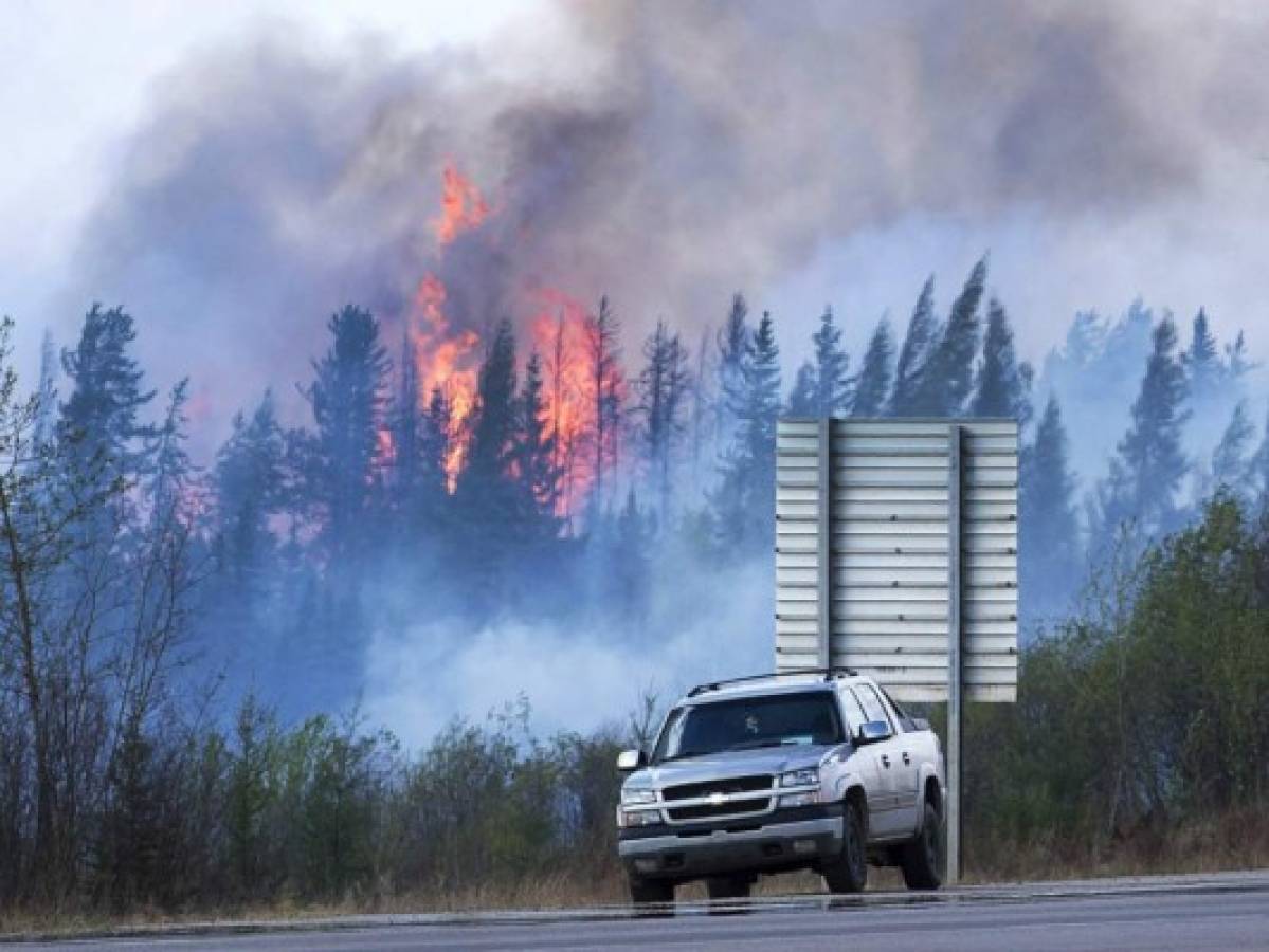 Temperatura y lluvia favorecen combate a incendio en Canadá