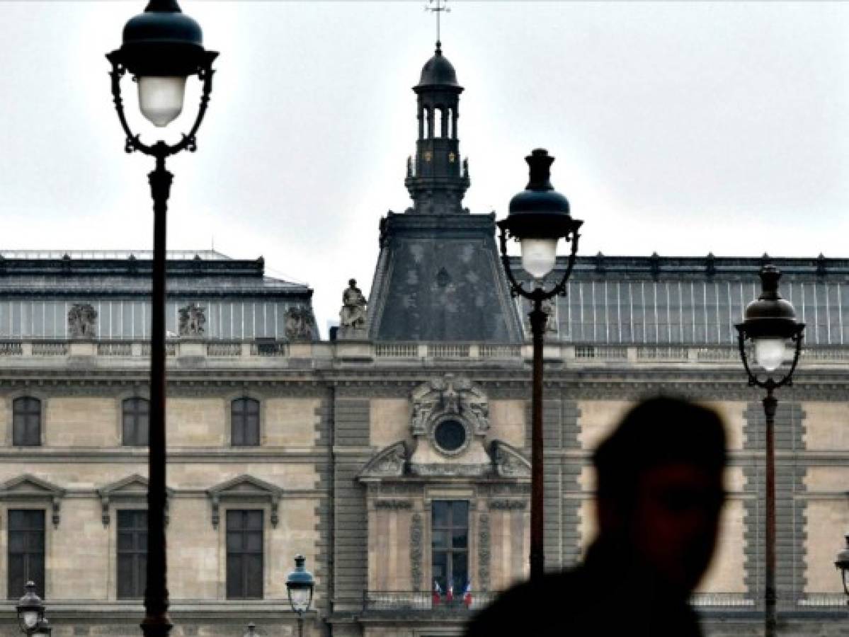 Explanada del Louvre evacuada brevemente tras alerta de seguridad durante presidenciales