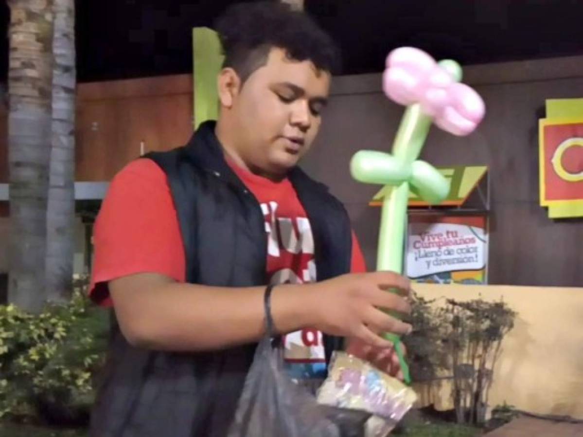 David Globber, el joven hondureño que infla globos de alegría en la calle