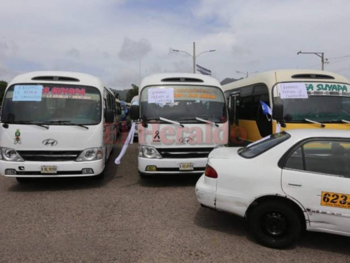 'Exigimos la rebaja del combustible', dicen las pancartas de los transportistas. Foto David Romero| EL HERALDO