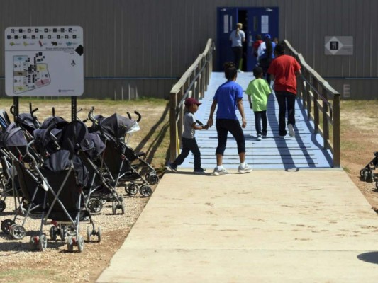 Juez de Estados Unidos amplía alto a las deportaciones de familias separadas  