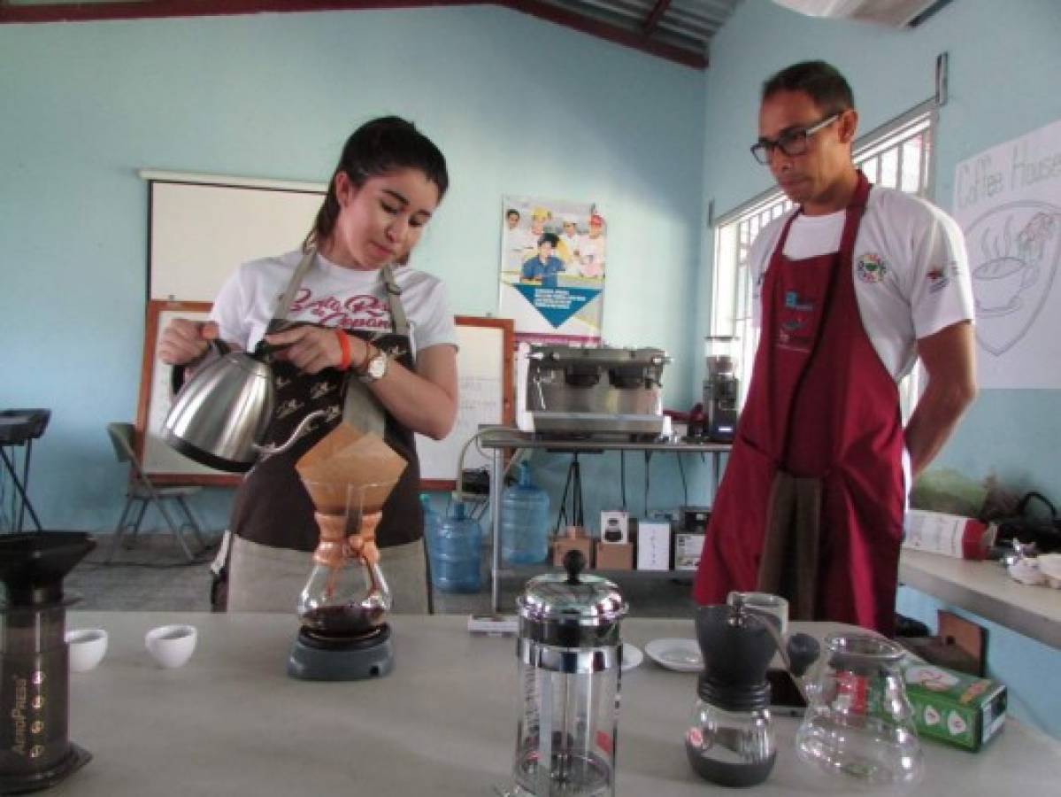 Escuela Taller de Danlí prepara a jóvenes en el arte del barismo