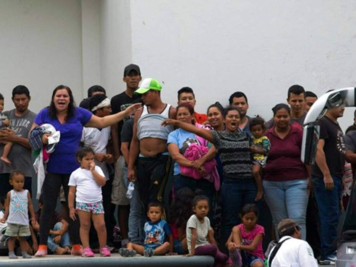 Tras escape masivo, otros migrantes piden comida en México