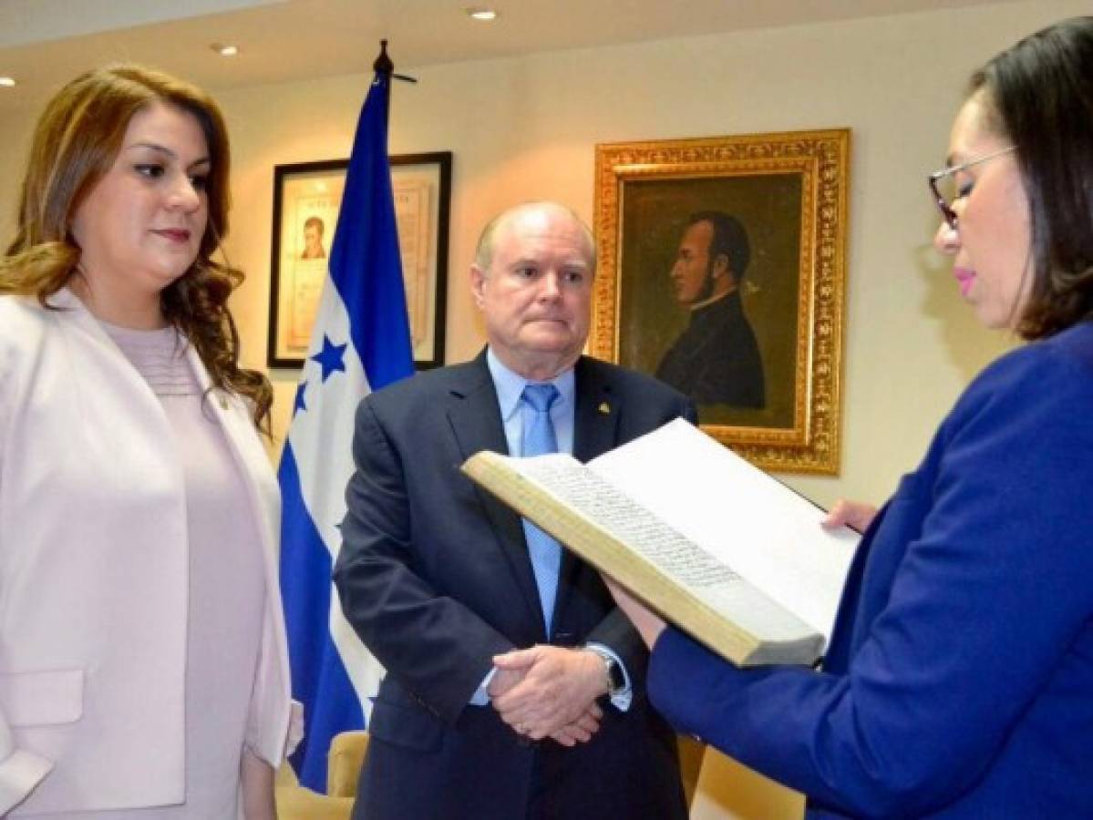 Juramentan a Humberto López Villamil como embajador de Honduras en Ecuador