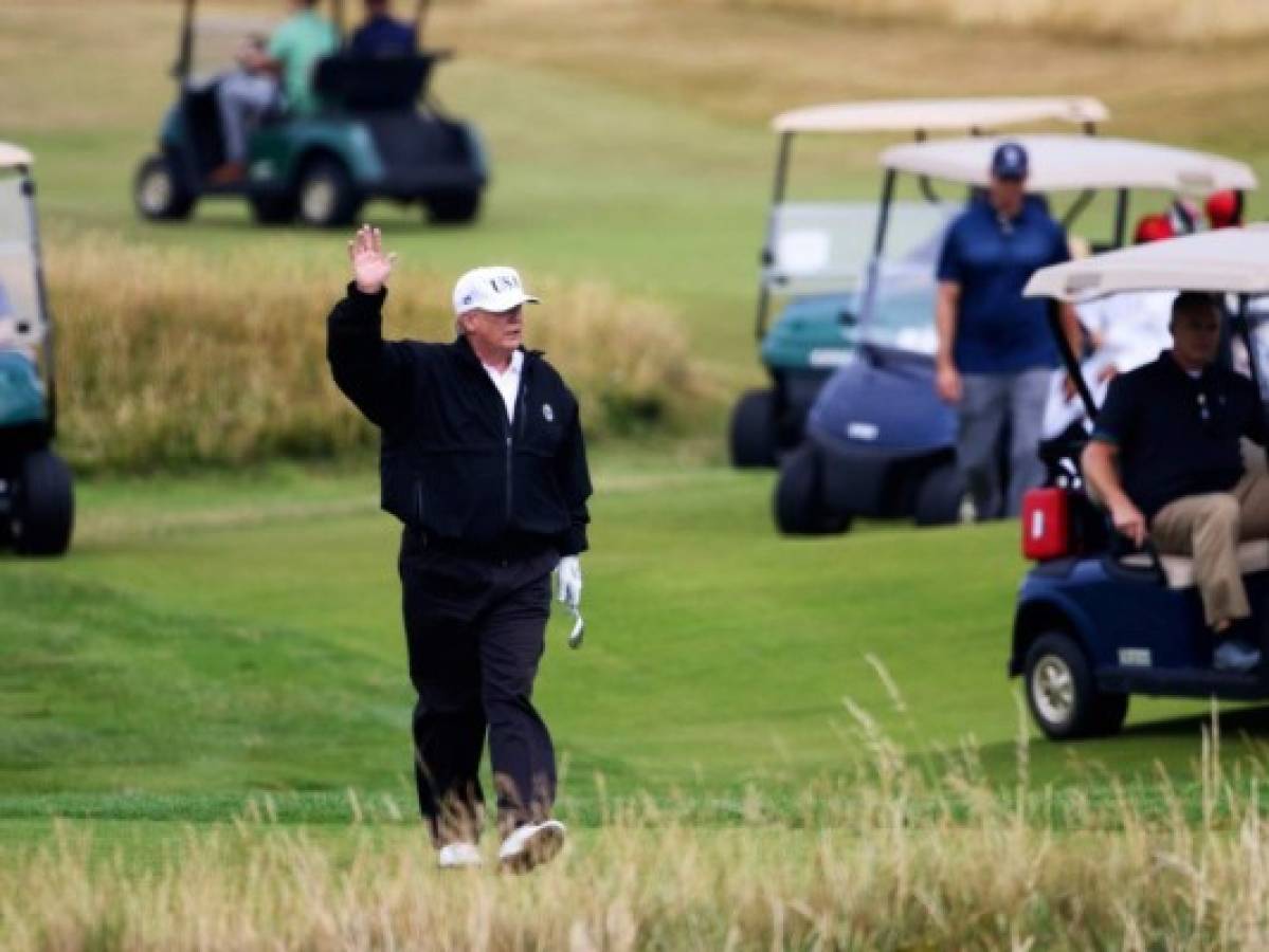 Revelan que Donald Trump hace trampa al jugar golf