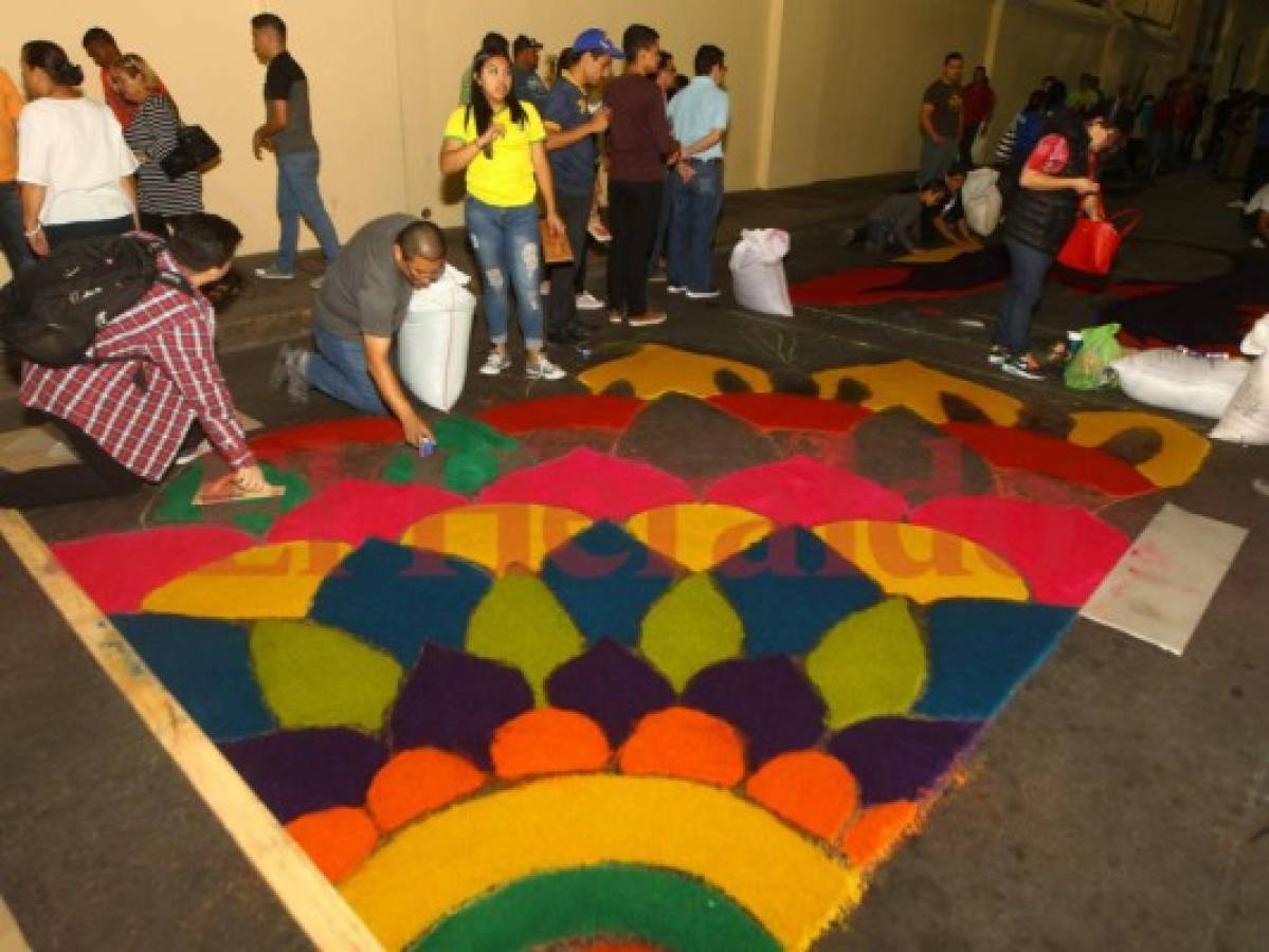 Recrean la pasión y muerte de Jesucristo en alfombras