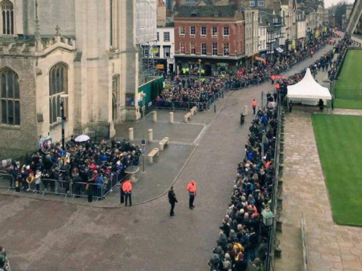 Cientos rinden homenaje a Stephen Hawking en su funeral este sábado  