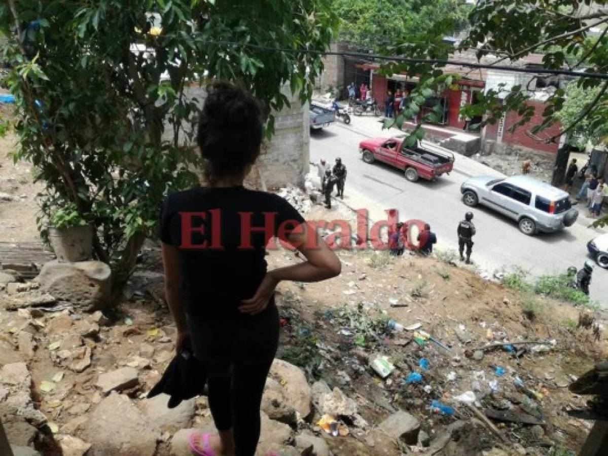 Joven observa el terreno que cedió y dejó atrapado a su papá por más de una hora. (Foto: El Heraldo Honduras)