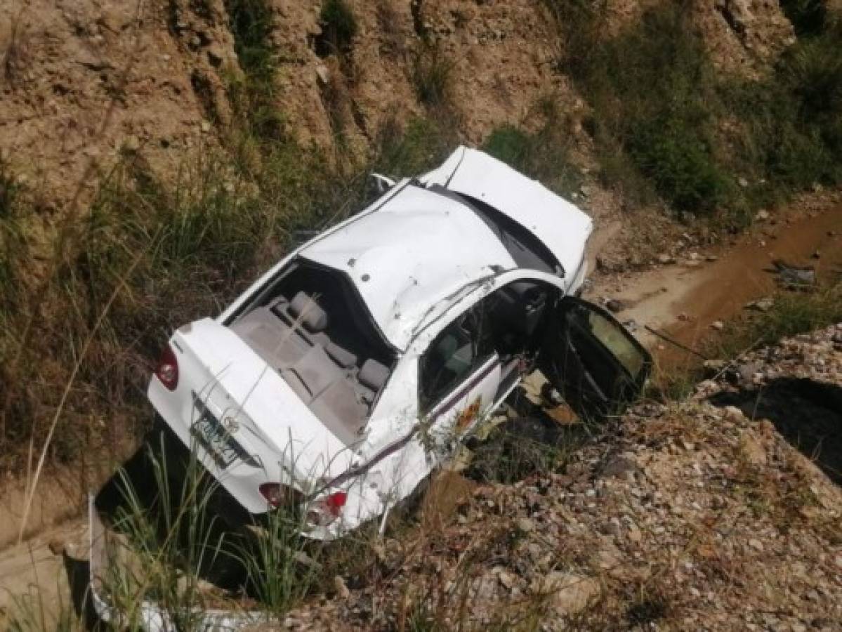 Conductor de taxi muere tras volcar en carretera hacia Campamento, Olancho