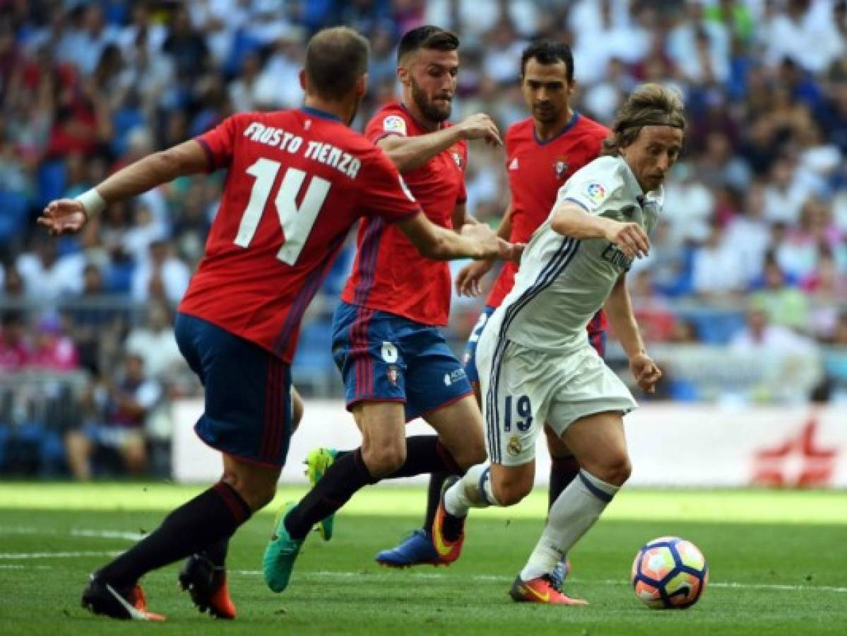 El croata Luka Modric se impone ante la defensa del Osasuna