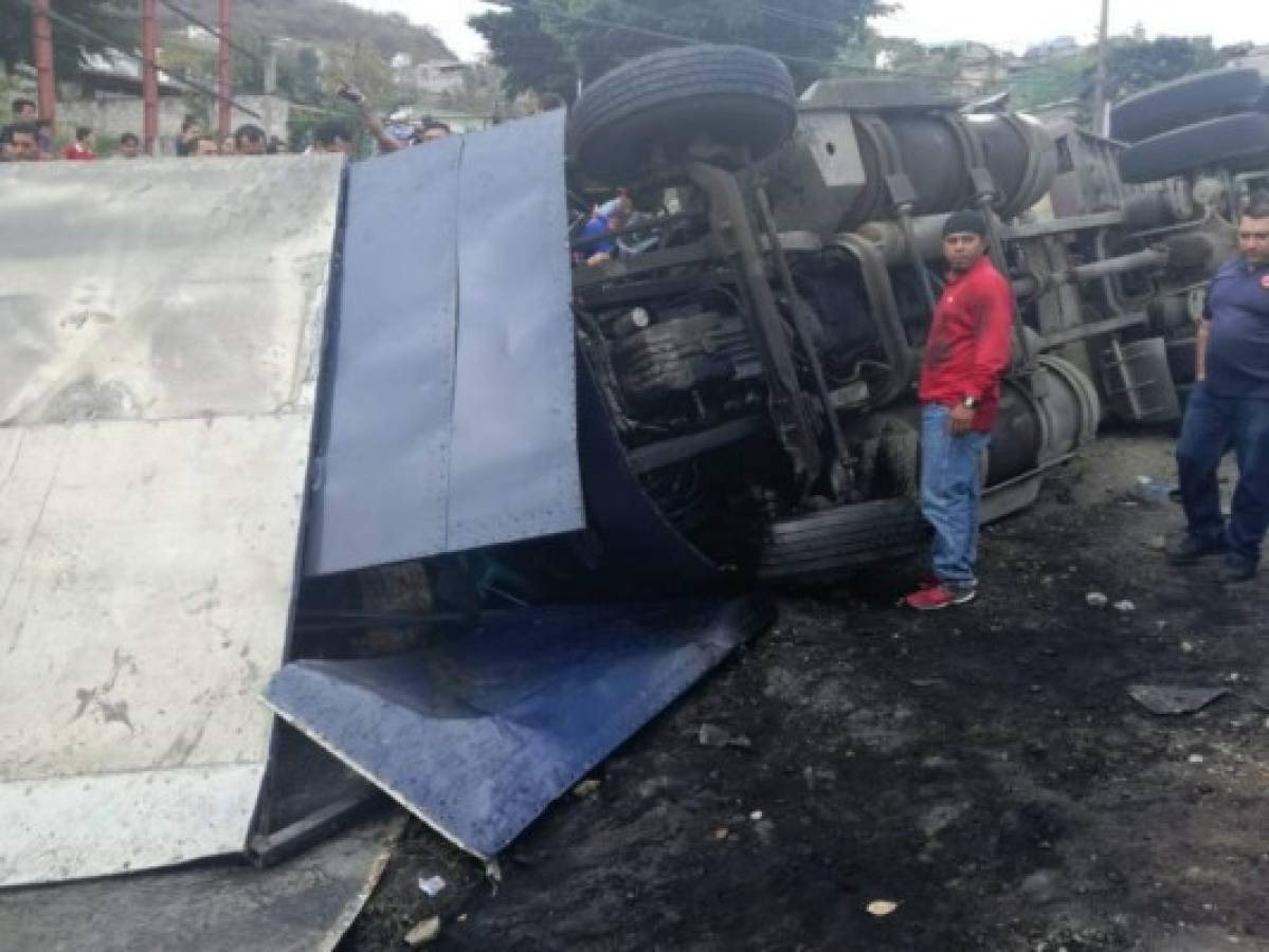 Tres heridos en volcamiento de una rastra en la carretera que conduce al sur de Honduras