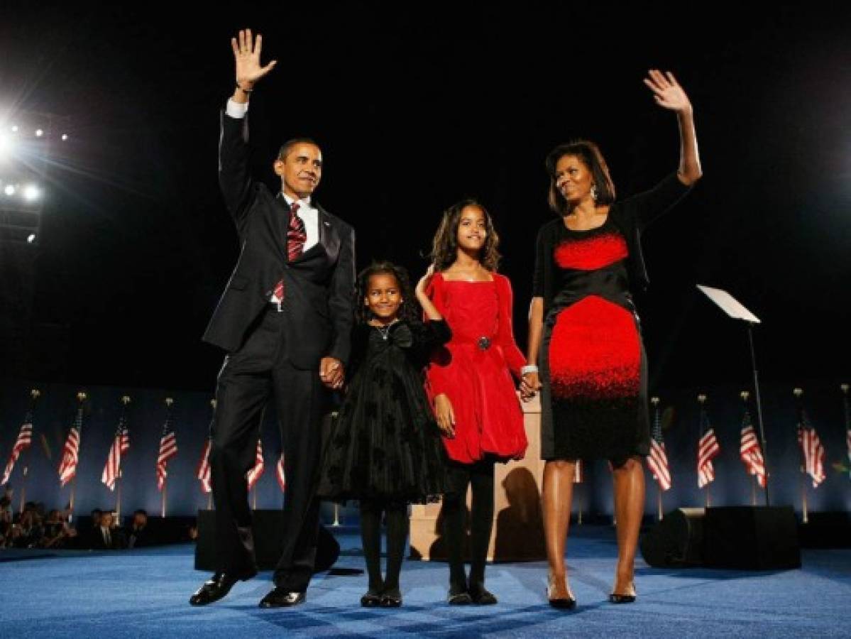 Obama junto a sus hijas y su esposa durante su discurso de 2008.