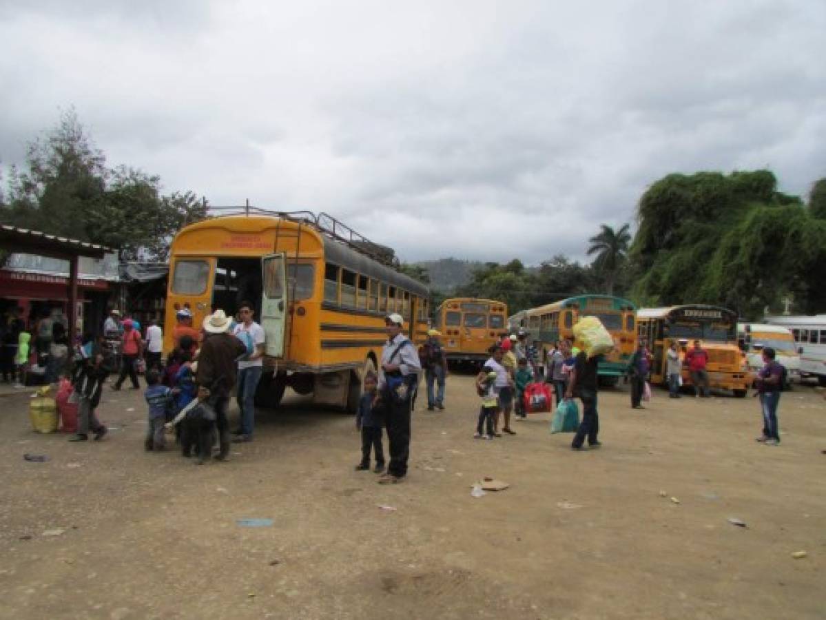 Buses repletos ponen en peligro a los pasajeros en El Paraíso