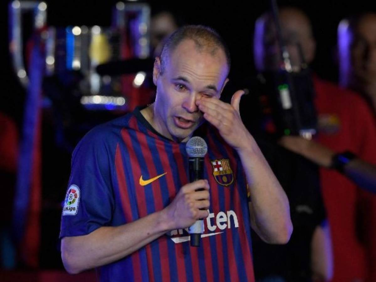 El presidente del Barcelona cree que Iniesta regresará al club