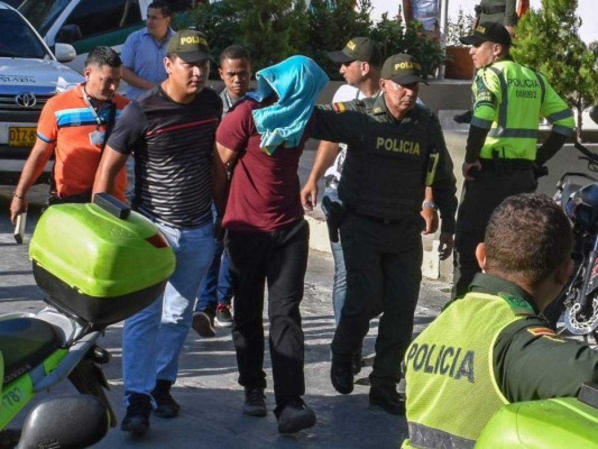 Cuatro policías muertos y 42 heridos provoca ataque con bomba en Barranquilla, Colombia