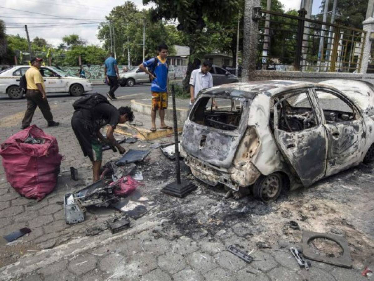 Nicaragua sumida en ola de violencia entierra a víctimas de matanza en protestas