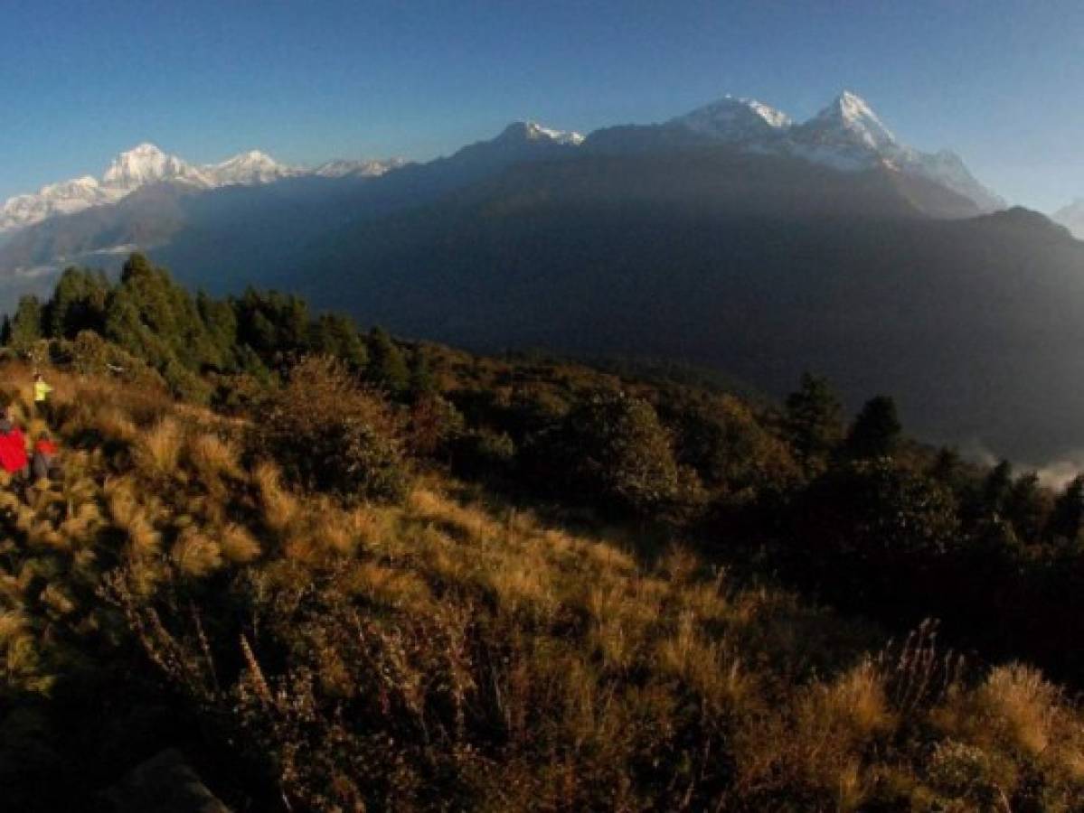 Hallan montañistas muertos en Nepal