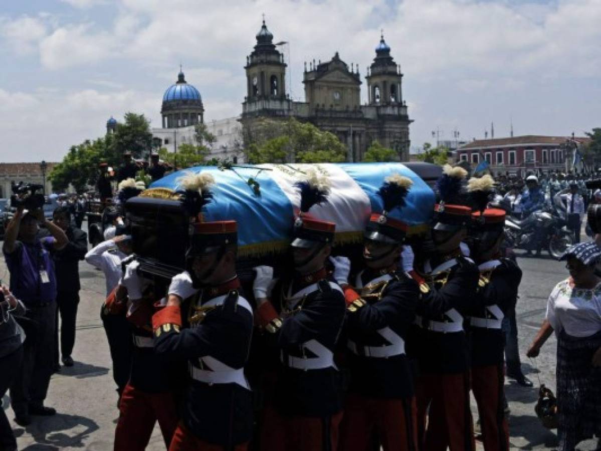Guatemaltecos rinden tributo a fallecido expresidente Álvaro Arzú