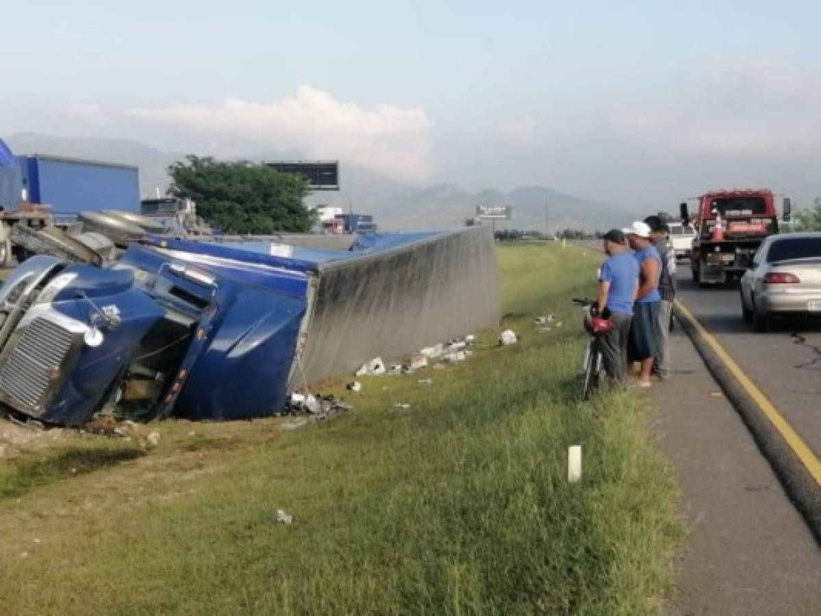 Rastra cargada de bebidas alcohólicas vuelca en Comayagua