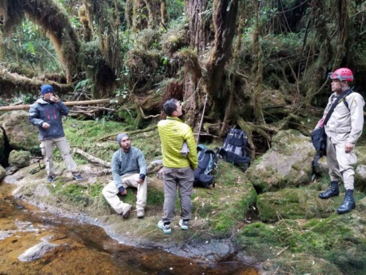 Los bomberos lograron ubicar a los excursionistas y serán sacados de la zona en unas siete horas.