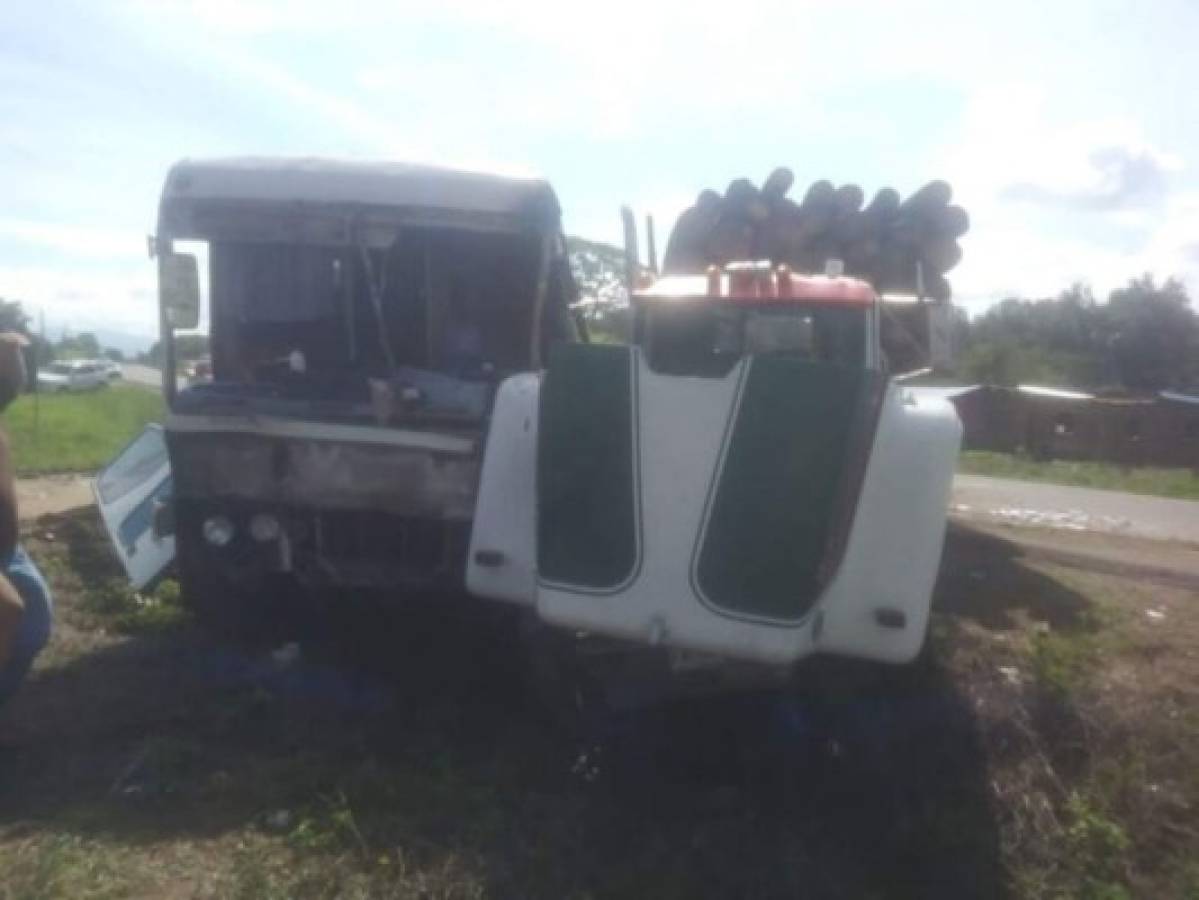 A causa del fuerte impacto la parte frontal del autobús quedó destruida. Foto: Cortesía