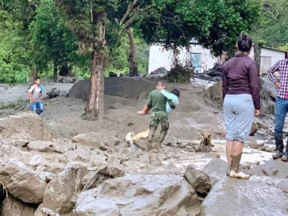 Ocho desaparecidos por el desborde de un río en Colombia  