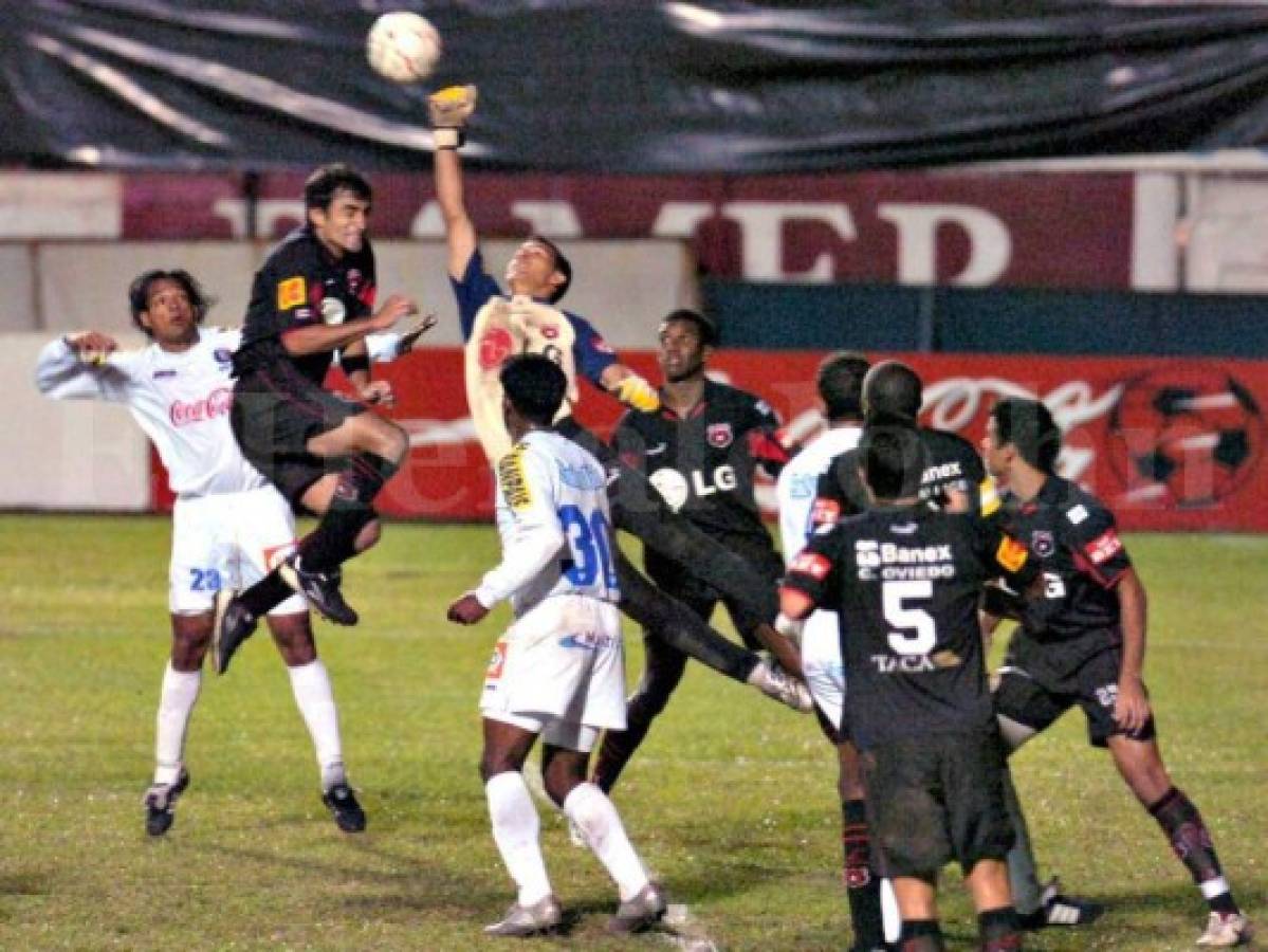 Imagen de la última final de Centroamerica que se jugó entre Olimpia y Alajuela el 23 de noviembre de 2005. La final la ganaron los ticos en penales en el Nacional.