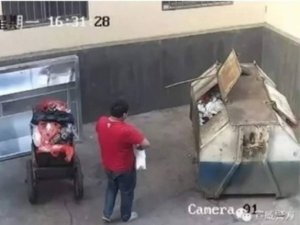 Las cámaras captaron el momento en que el hombre lanza el bebé al basurero.