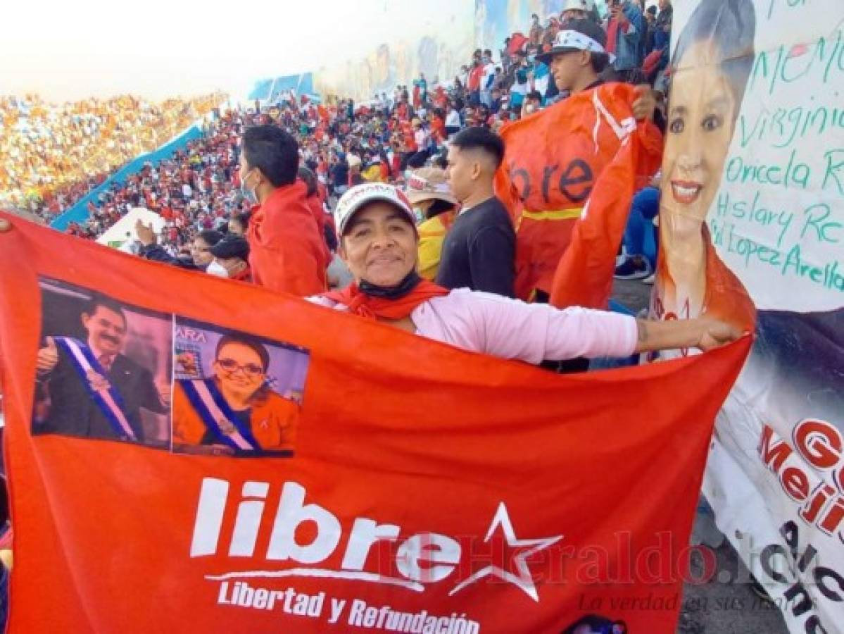 Pancartas y bailes: el ambiente en las graderías del Estadio Nacional durante toma de posesión (Fotos)