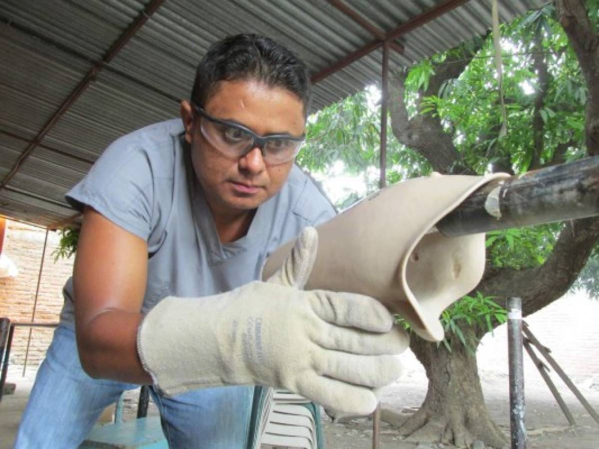 Hondureño construye esperanzas tallando prótesis