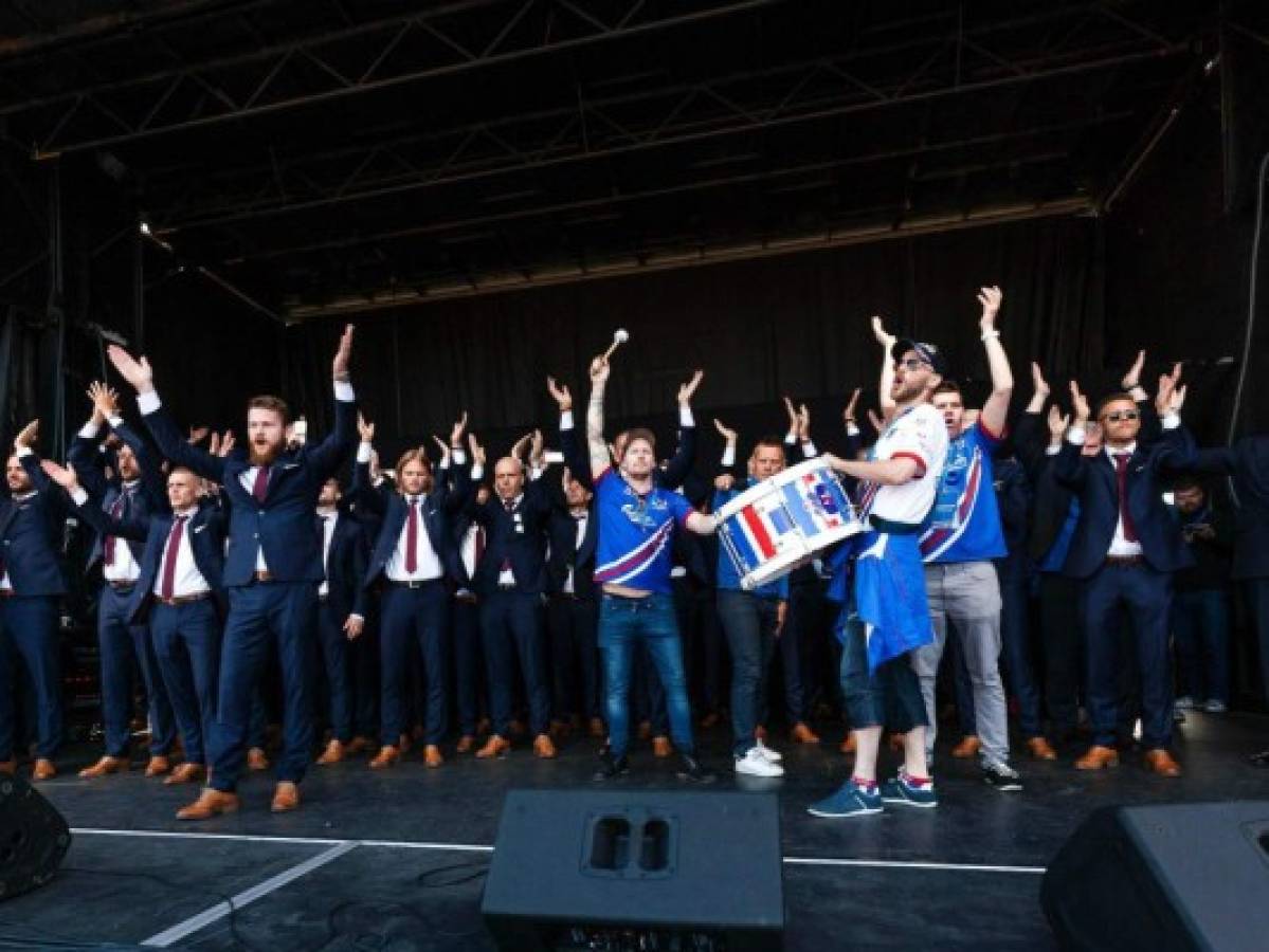 Islandia recibe a sus héroes con el impresionante 'ahu' hecho por más de 15 mil fanáticos