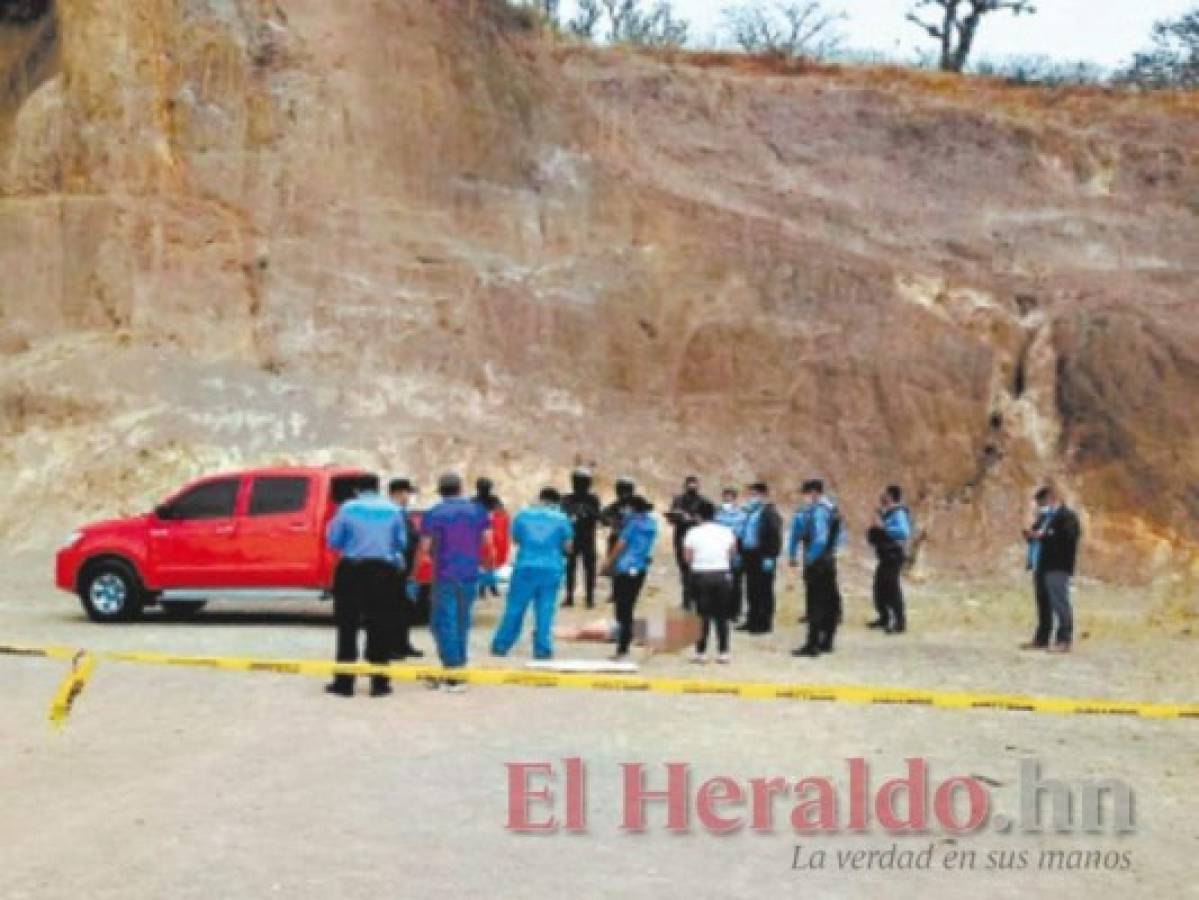 Elementos policiales y del Ministerio Público durante el levantamiento del cadáver. Foto: Stalin Irias/El Heraldo