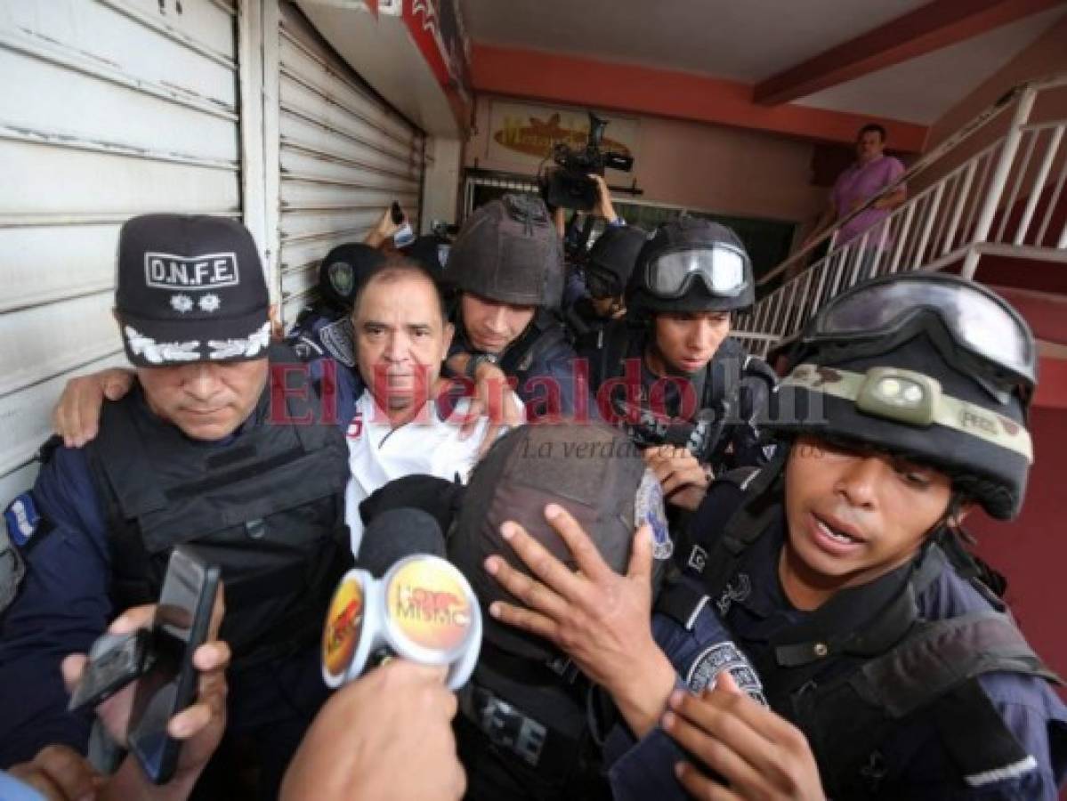 Momento en que el periodista hondureño David Romero era trasladado por agentes policiales. Fue capturado este jueves en cumplimiento de una orden de captura al ser condenado a 10 años de cárcel. Foto: David Romero / EL HERALDO.