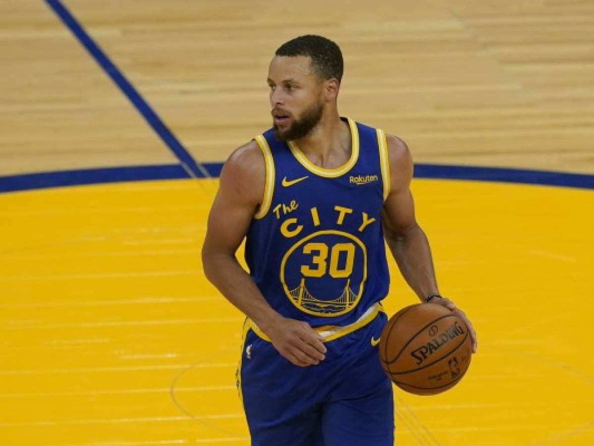 Warriors vencen a Jazz 119-116 con un triple tardío de Stephen Curry