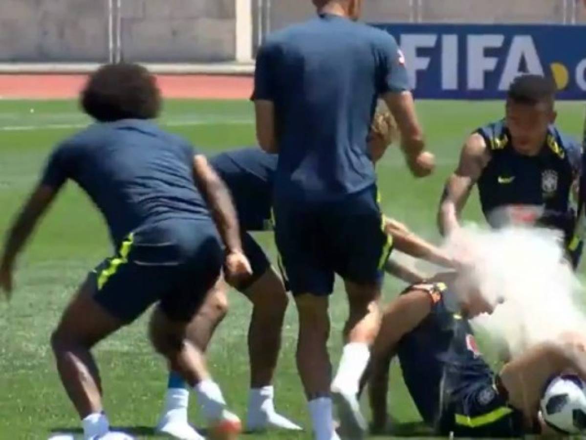 VÍDEO: Neymar le rompe huevos en la cabeza a Coutinho en su cumpleaños